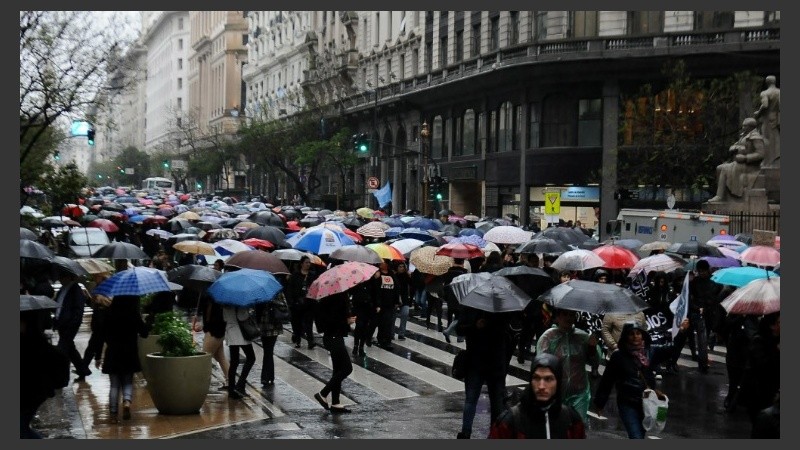 Miles de paraguas bajo la lluvia en Capital Federal.