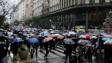 Miles de paraguas bajo la lluvia en Capital Federal.