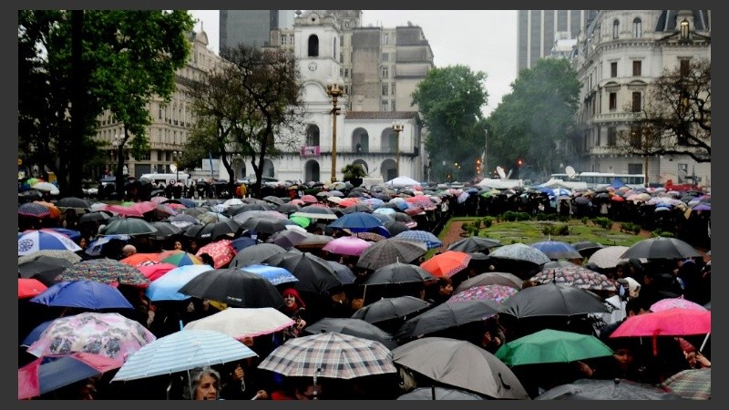 Miles de paraguas bajo la lluvia en Capital Federal.