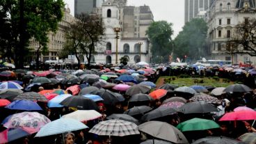 Miles de paraguas bajo la lluvia en Capital Federal.