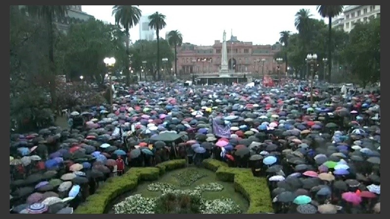 Miles de paraguas bajo la lluvia en Capital Federal.