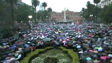 Miles de paraguas bajo la lluvia en Capital Federal.