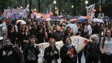 Mujeres y hombres en la masiva marcha este miércoles en Rosario.