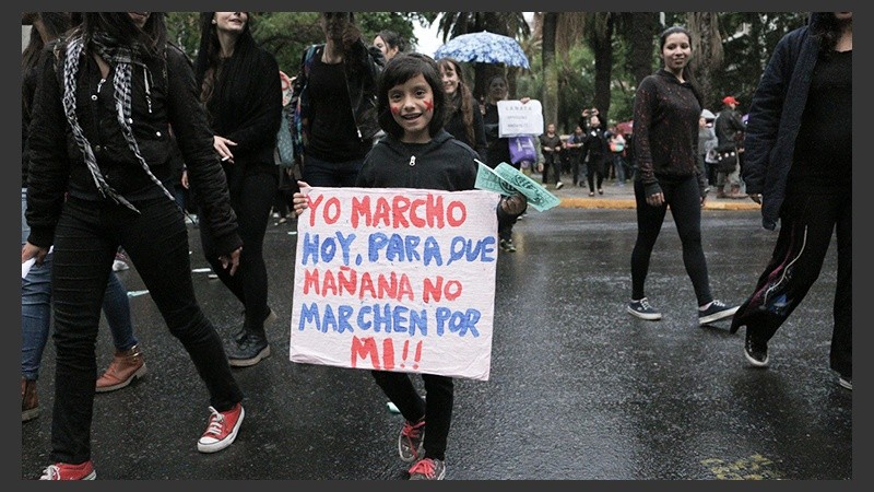 Una niña sostiene un cartel durante la marcha contra la violencia de género en Rosario. (Alan Monzón/Rosario3.com)