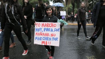 Una niña sostiene un cartel durante la marcha contra la violencia de género en Rosario. (Alan Monzón/Rosario3.com)