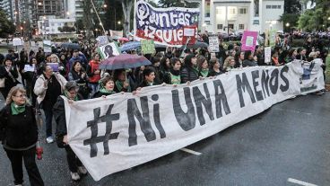 "Ni Una Menos", la frase que encabezaba la marcha. (Alan Monzón/Rosario3.com)