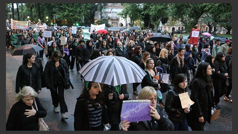 A pesar del mal tiempo, la gente marchó por las calles de la ciudad. (Alan Monzón/Rosario3.com)