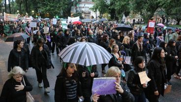 A pesar del mal tiempo, la gente marchó por las calles de la ciudad. (Alan Monzón/Rosario3.com)