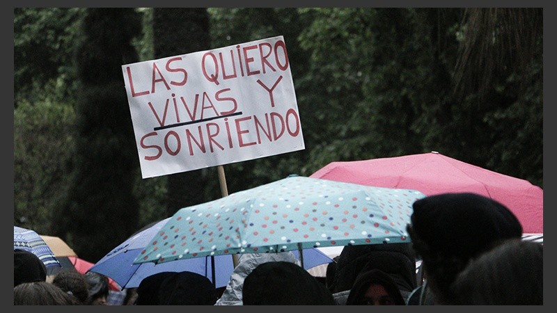 Uno de los carteles visto durante la marcha bajo la intermitente lluvia. (Alan Monzón/Rosario3.com)