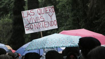 Uno de los carteles visto durante la marcha bajo la intermitente lluvia. (Alan Monzón/Rosario3.com)
