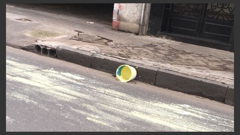 El balde quedó en la calle y en la mezcla de colores se veía verde en la cuadra. 