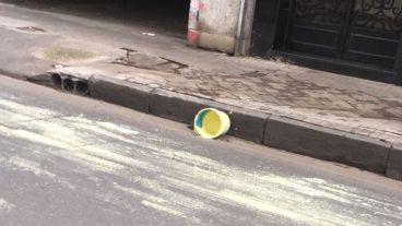 El balde quedó en la calle y en la mezcla de colores se veía verde en la cuadra.