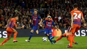 Messi mete uno de los tres que festejó ante el City.