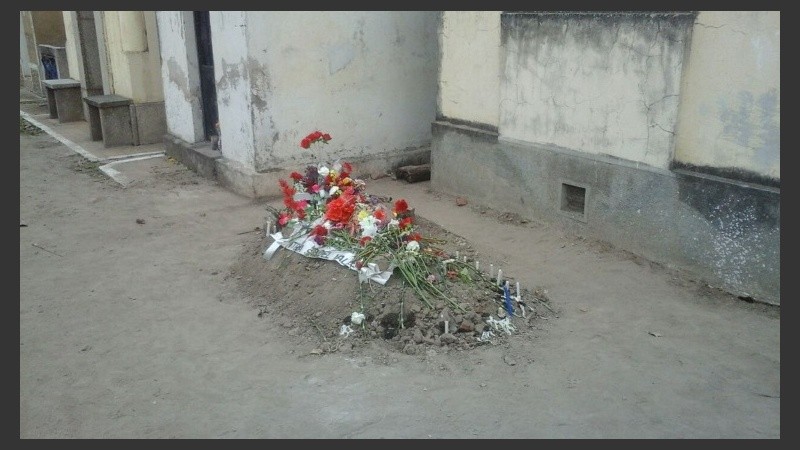 La precaria tumba del cura Juan Viroche. 