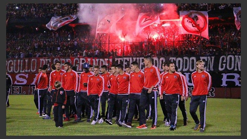 Jugadores en el Coloso durante el banderazo.