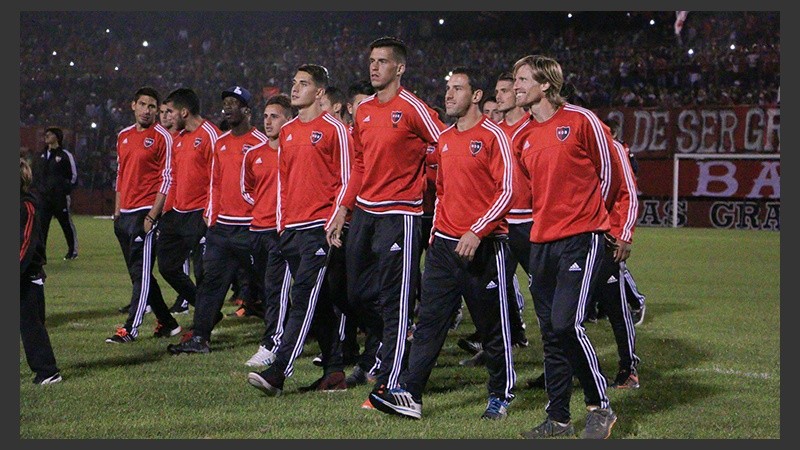 Los jugadores ingresaron al campo de juego antes de las 20.