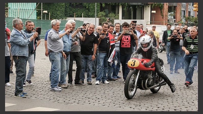 La famosa Gilera 500 sale al circuito ante la mirada de los fanáticos. (Alan Monzón/Rosario3.com)