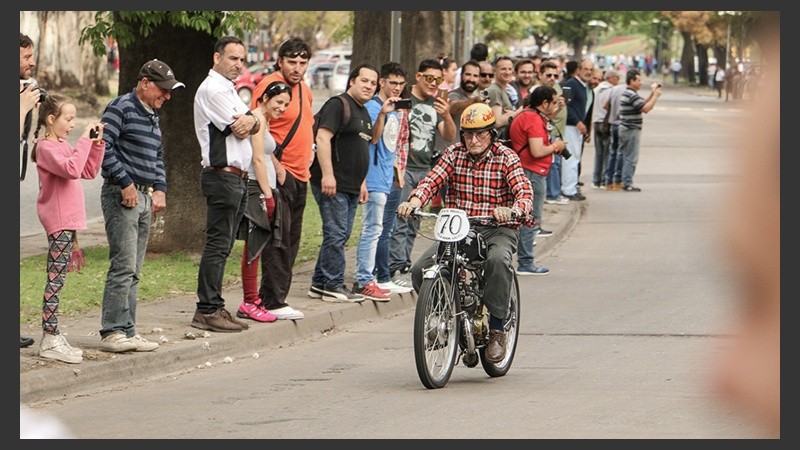 En parte de avenida Belgrano se realizó la carrera simbólica de motos antiguas, en lo que fuera el antiguo circuito 