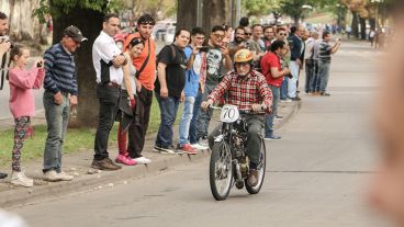 En parte de avenida Belgrano se realizó la carrera simbólica de motos antiguas, en lo que fuera el antiguo circuito "Ángel Dal Pastro". (Alan Monzón/Rosario3.com)