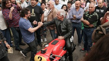 El campeón argentino de Moto GP, Benedicto “Chiche” Caldarella, estuvo presente y saludó a sus seguidores. (Alan Monzón/Rosario3.com)