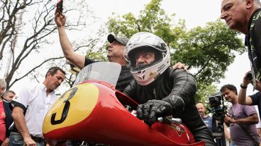 Fanáticos querían una foto con el campeón del GP del 62. (Alan Monzón/Rosario3.com)