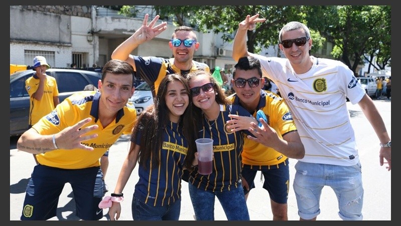 Hinchas antes de entrar al estadio.