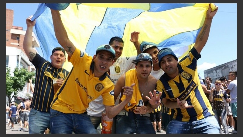 Hinchas antes de entrar al estadio.