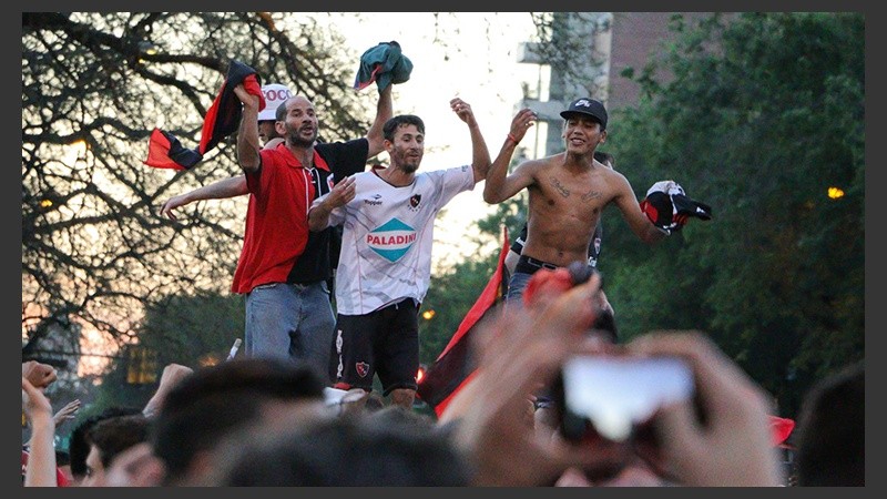 Los hinchas leprosos festejaron en las inmediaciones del Coloso.