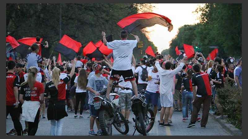 Los hinchas leprosos festejaron en las inmediaciones del Coloso.