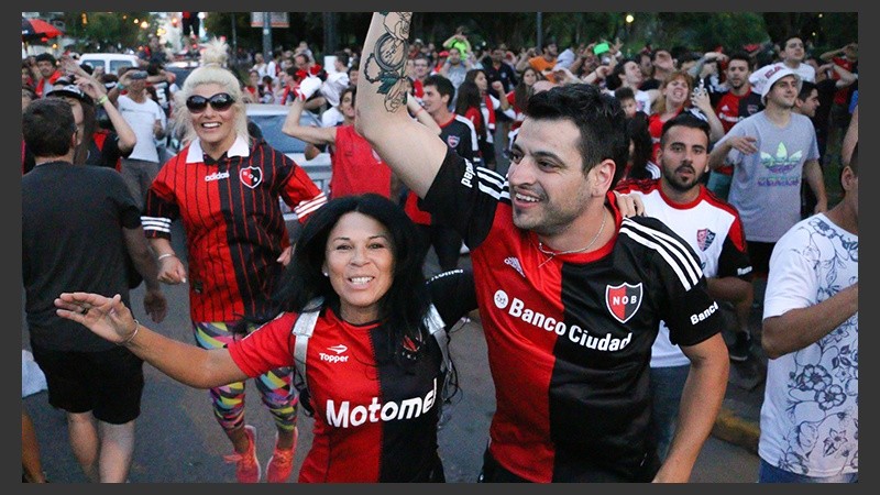 Los hinchas leprosos festejaron en las inmediaciones del Coloso.