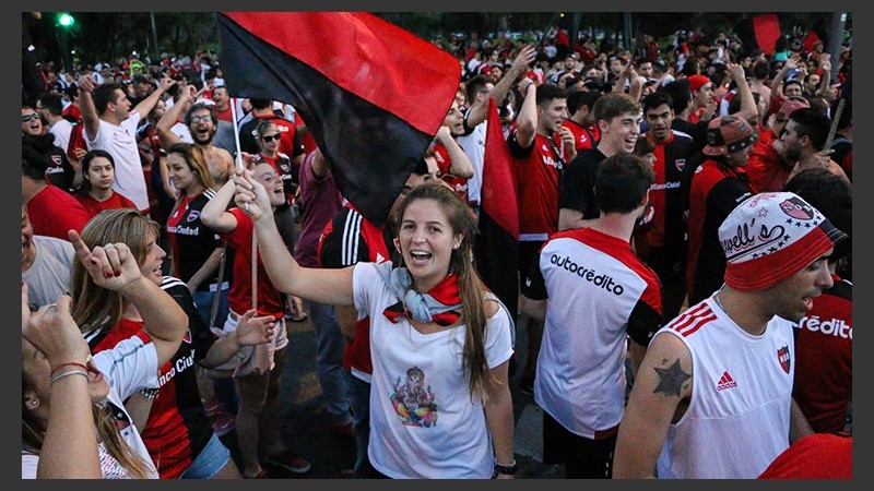 Los hinchas leprosos festejaron en las inmediaciones del Coloso.