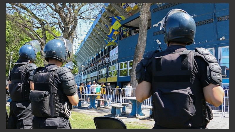 Hinchas y policías se enfrentaron. Se contaron cuatro heridos, entre ellos tres uniformados. 