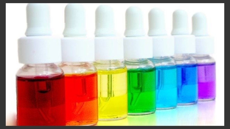 Los cromoterapeutas utilizan una luz a la que se acoplan filtros de colores relacionados con órganos específicos, enfermedades o puntos energéticos.