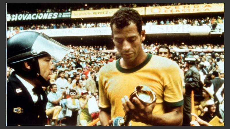 El capitán con la Copa Jules Rimet, en el estadio Azteca.