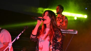 La banda uruguaya Mano Arriba cerró con vibrante show.