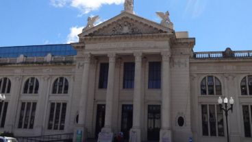 La facultad de Medicina fue escenario de un debate inédito.