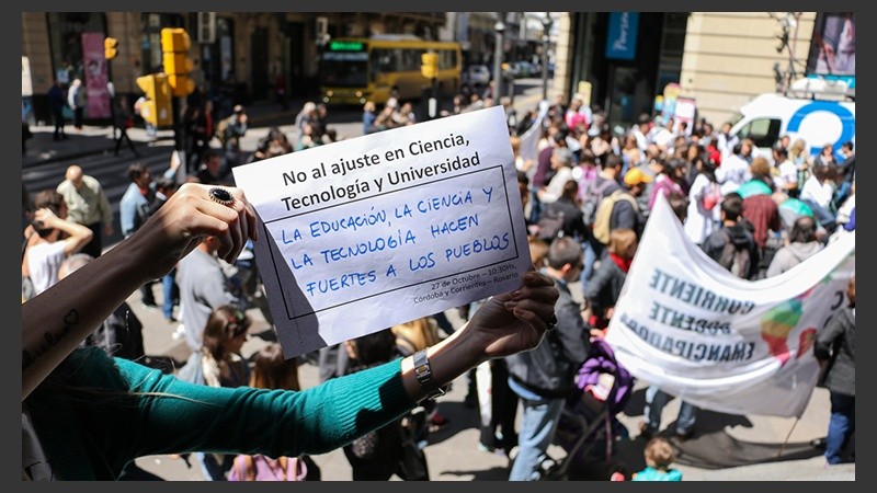 La protesta de los científicos en Corrientes y Córdoba este mediodía.