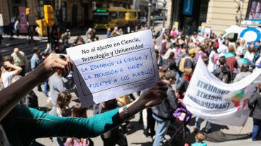 La protesta de los científicos en Corrientes y Córdoba este mediodía.