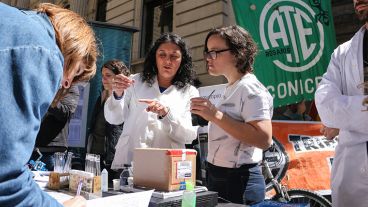 La protesta de los científicos en Corrientes y Córdoba este mediodía.