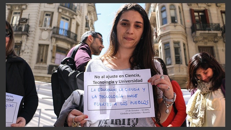 La protesta de los científicos en Corrientes y Córdoba este mediodía.