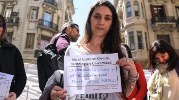 La protesta de los científicos en Corrientes y Córdoba este mediodía.