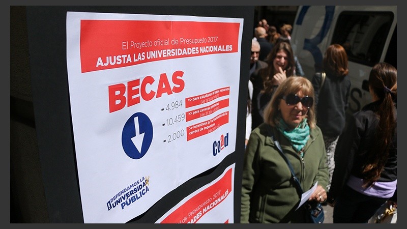 La protesta de los científicos en Corrientes y Córdoba este mediodía.