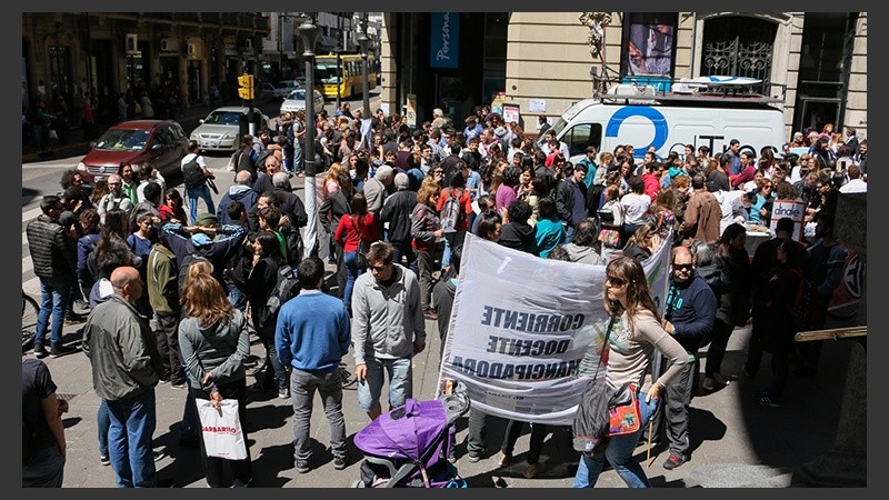 La protesta de los científicos en Corrientes y Córdoba este mediodía.