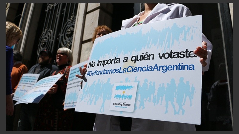 La protesta de los científicos en Corrientes y Córdoba este mediodía.
