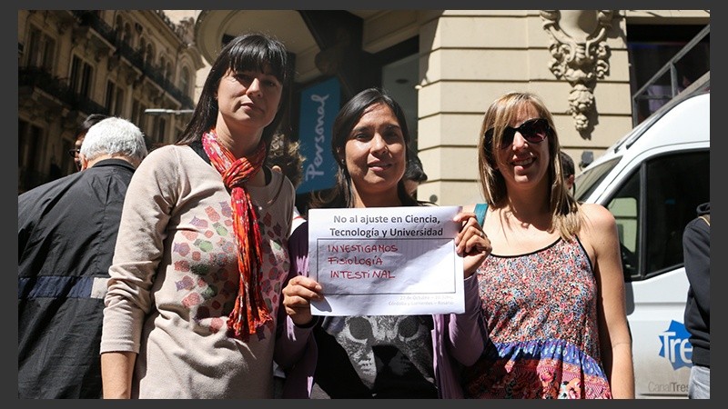 La protesta de los científicos en Corrientes y Córdoba este mediodía.