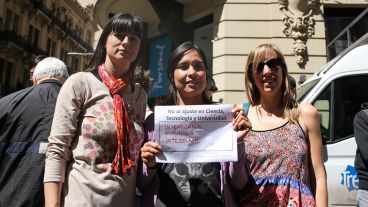 La protesta de los científicos en Corrientes y Córdoba este mediodía.