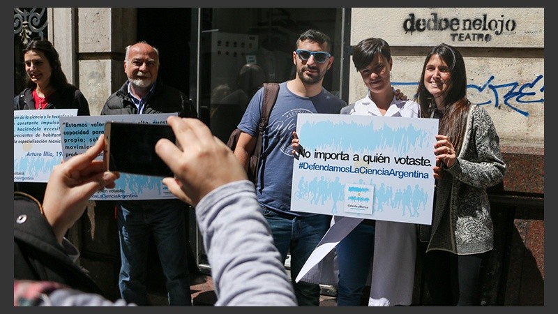 La protesta de los científicos en Corrientes y Córdoba este mediodía.