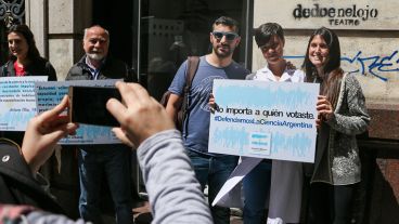La protesta de los científicos en Corrientes y Córdoba este mediodía.