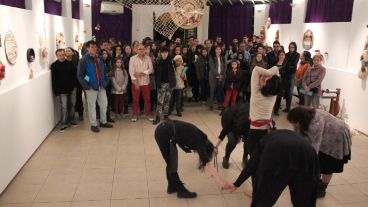 En el Museo de la Ciudad la gente fue recibida con una danza. (Rosario3.com)