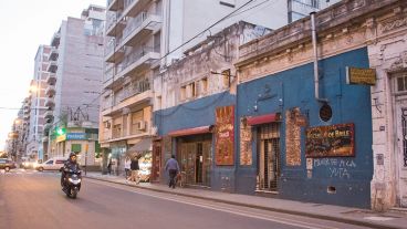 El bar está ubicado en Corrientes entre 9 de Julio y 3 de Febrero.
